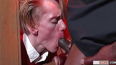 Hot hairdresser & cum in her mouth Hot hairdresser & cum in her mouth